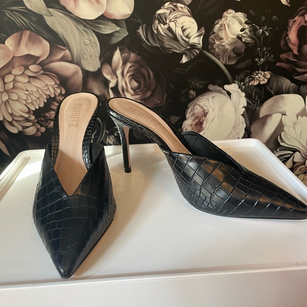 Schutz black pointed toe short heel